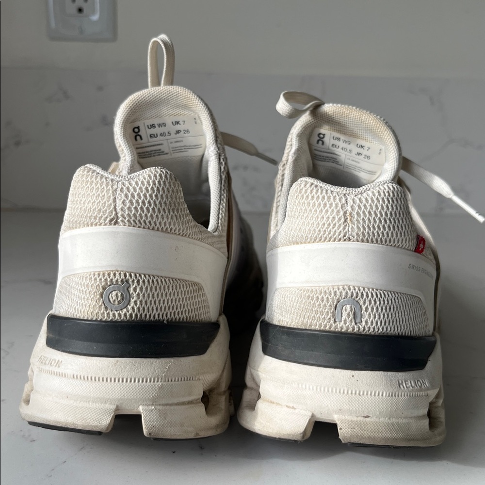 On Running Shoes - Picture 4 of 8